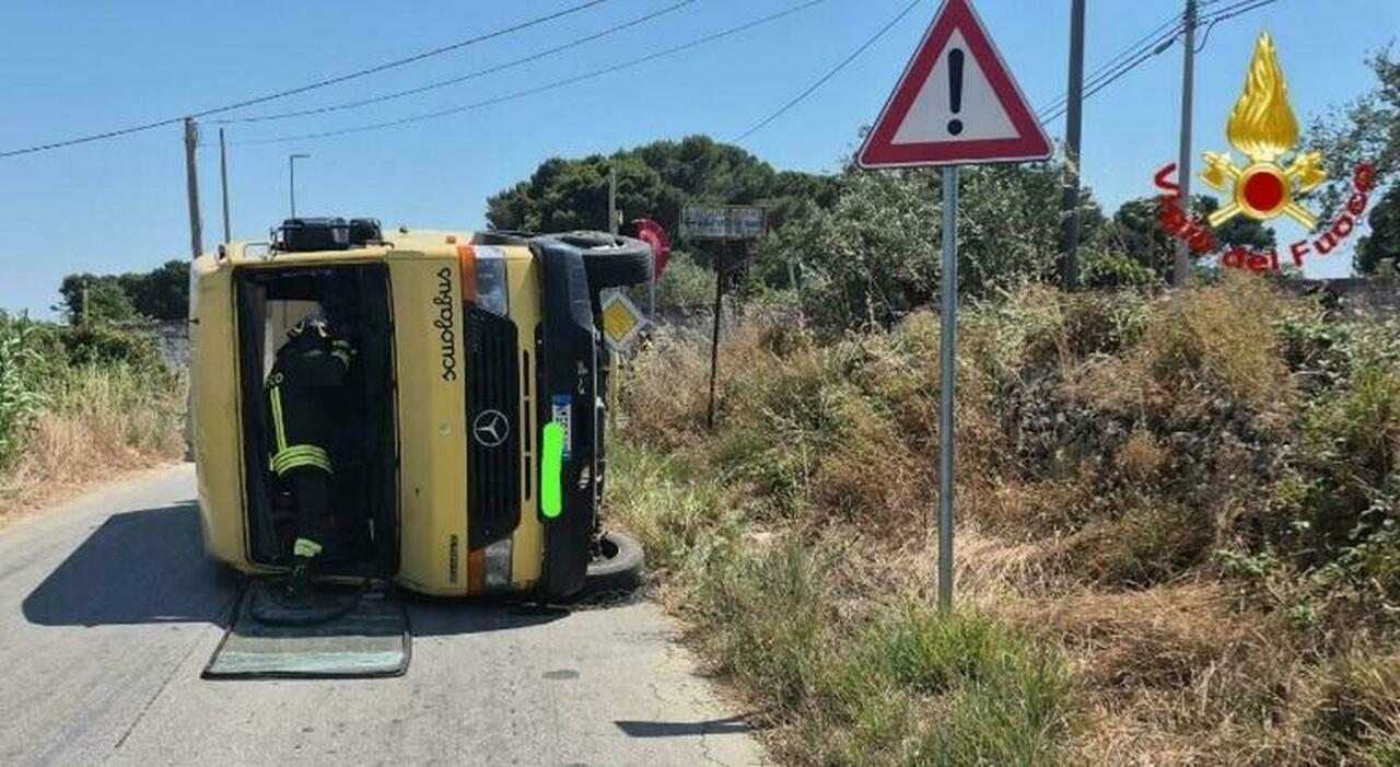 https://statics.cedscdn.it/photos/MED_HIGH/2026/05/30/9564148_30154912_incidente_scuolabus_mazara_racconto_salvataggio_assistente.jpg