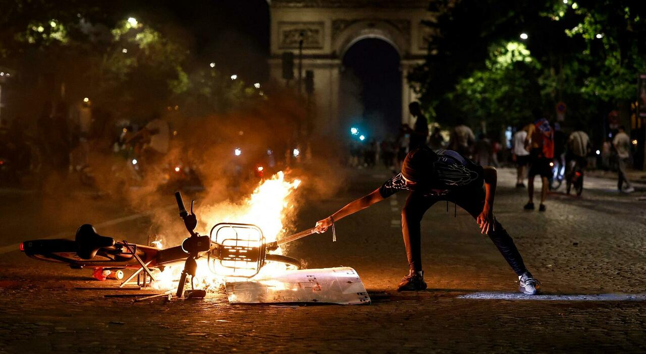 https://statics.cedscdn.it/photos/MED_HIGH/2026/05/31/9565566_31084724_psg_arsenal_parigi_scontri_video_paris_saint_germain.jpg