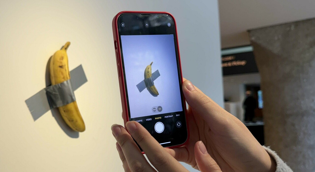 https://statics.cedscdn.it/photos/MED_HIGH/2026/06/01/9567055_01093628_banana_cattelan_rubata_furto_pompidou_metz_francia.jpg