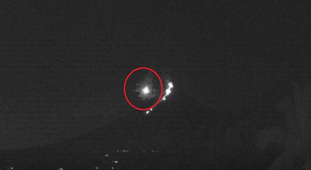 https://statics.cedscdn.it/photos/MED_HIGH/2026/06/01/9567124_01110628_vulcano_moyon_meteora_filippine.jpg