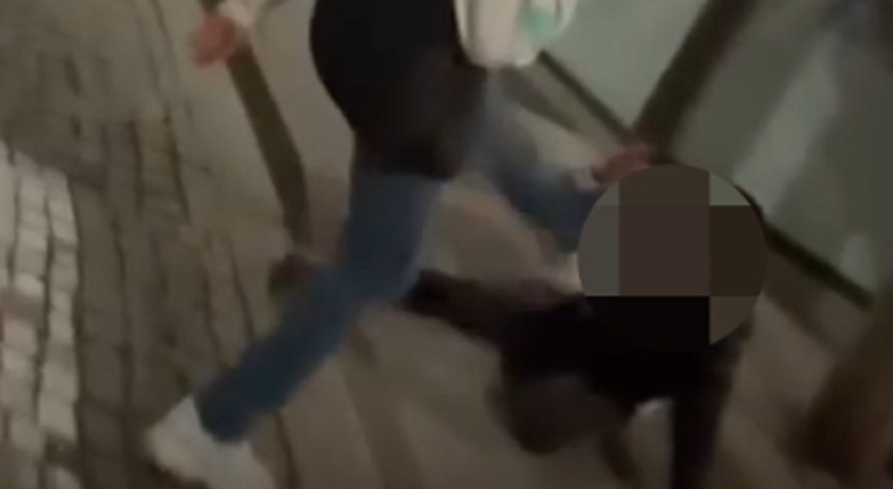 Massacrato a calci in faccia dalla baby gang. Tra i sei aggressori c'è  anche il figlio di un politico: il questore convocherà i genitori