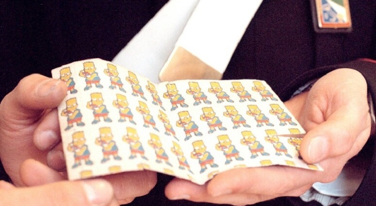 francobolli con lsd e svapo allucinogeno 200 la droga del web da Ilmattino.it francobolli con lsd e svapo allucinogeno 200 la droga del web