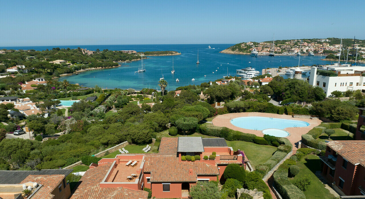 https://statics.cedscdn.it/photos/MED_HIGH/2026/06/04/9571615_05112624_costa_smeralda_prezzo_lusso_ville_yacht_elicottero.jpg