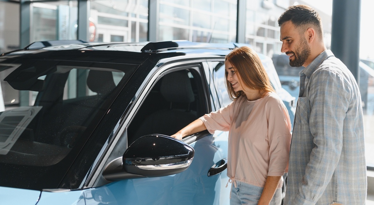 La scelta dell'auto da parte di due giovani automobilisti
