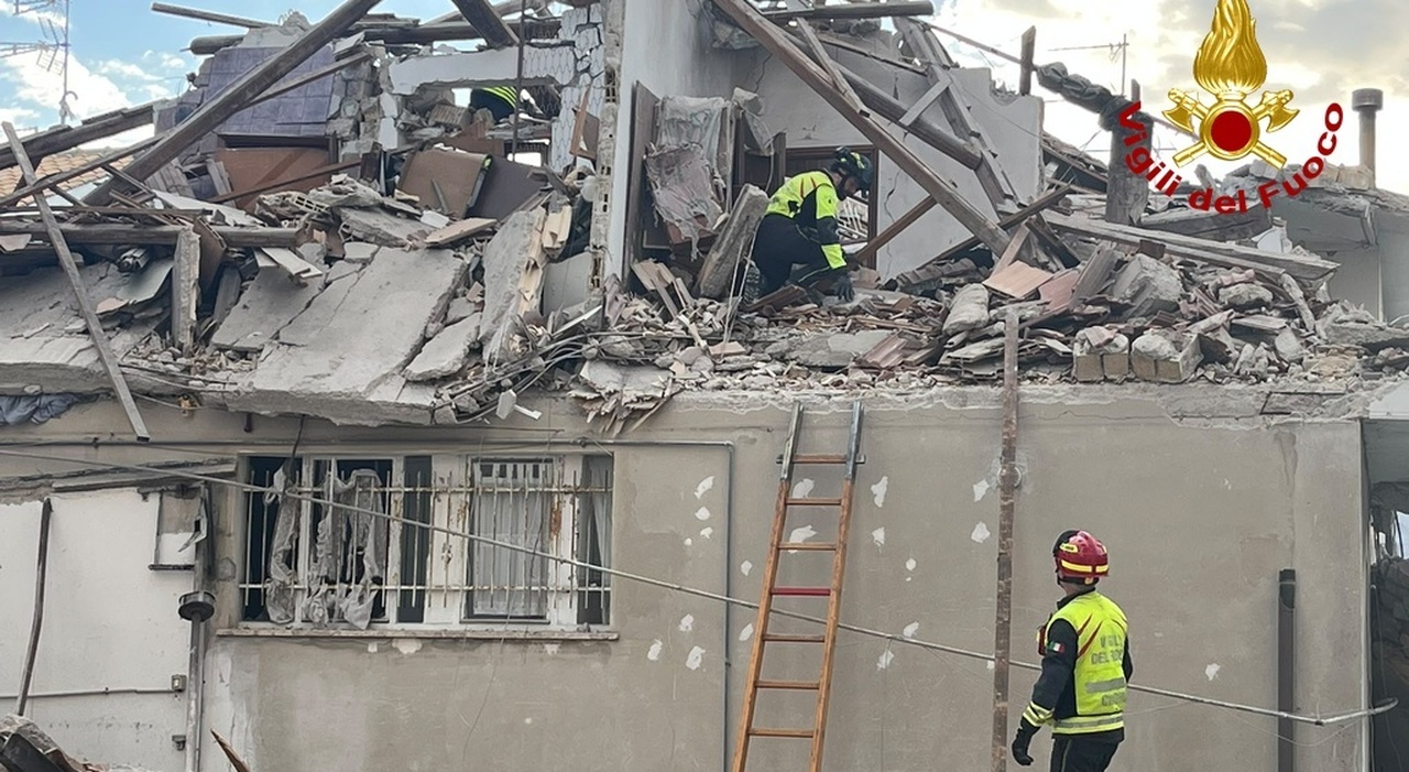 crolla una palazzina a porto sant elpidio un terrificante boato e tante macerie la paura che ci siano morti e dispersi da Corriereadriatico.it crolla una palazzina a porto sant elpidio un terrificante boato e tante macerie la paura che ci siano morti e dispersi