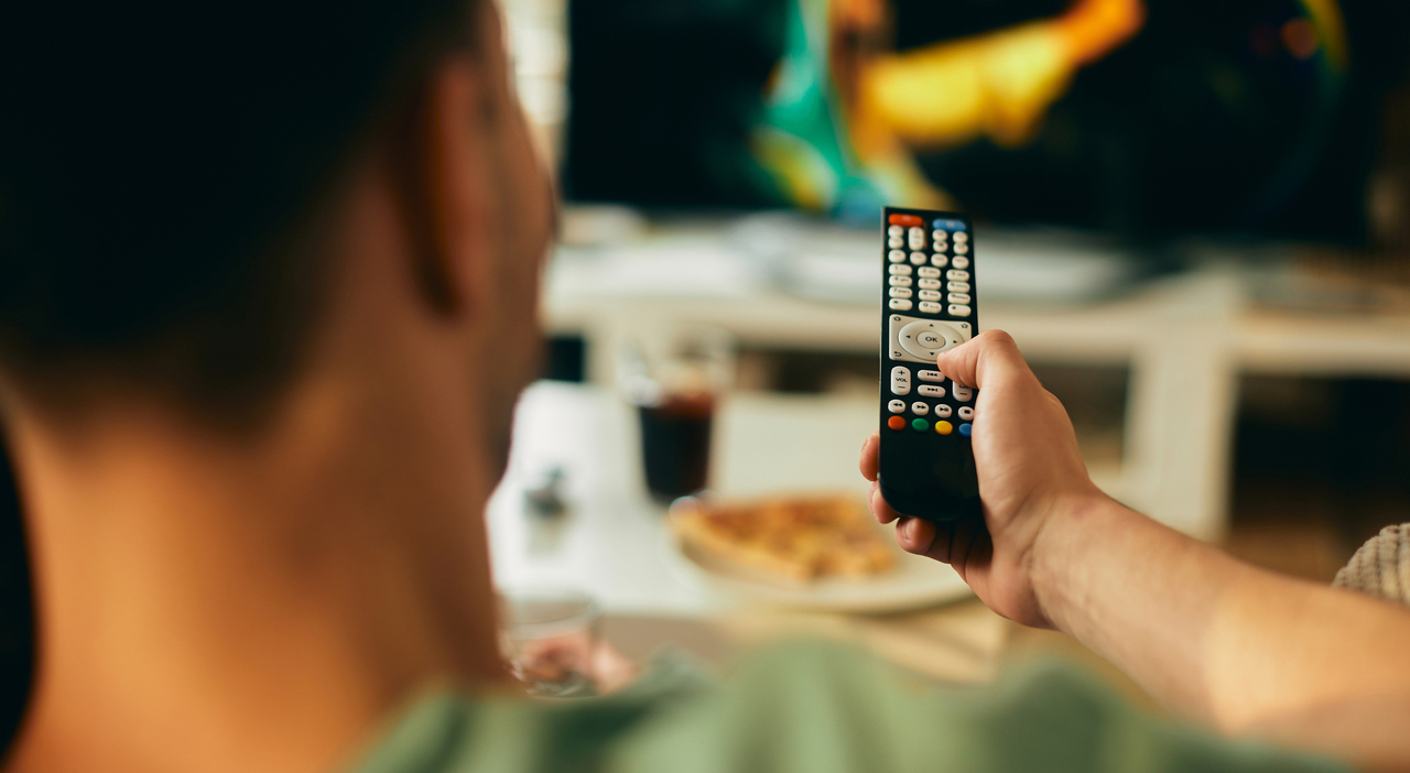 https://statics.cedscdn.it/photos/MED_HIGH/2026/06/06/9576866_06084715_bonus_decoder_tv_requisiti_come_richiederlo_come_pagare.jpg