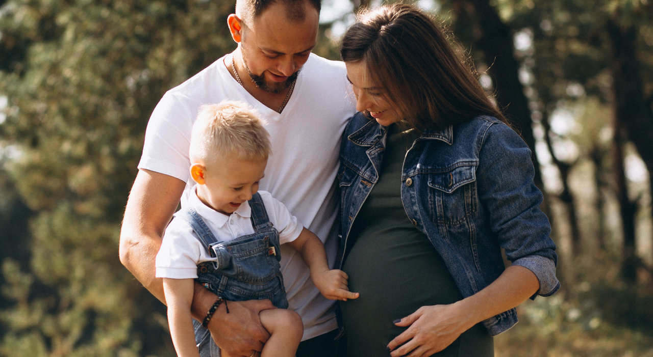 https://statics.cedscdn.it/photos/MED_HIGH/2026/06/07/9578688_07092529_husband_with_pregnant_wife_their_son.jpg