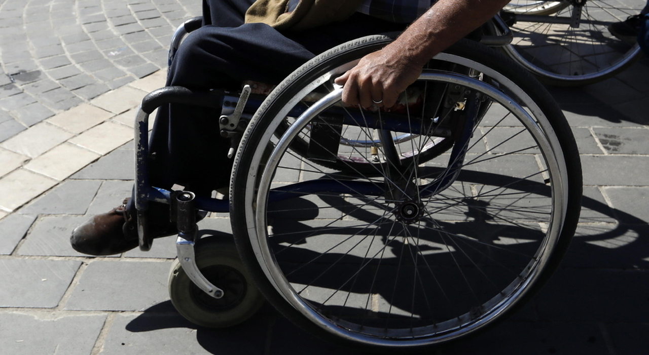 https://statics.cedscdn.it/photos/MED_HIGH/2026/06/07/9578836_07135940_ansaarbitro_impedisce_a_disabile_di_seguire_partita_da_bordocampo.jpg