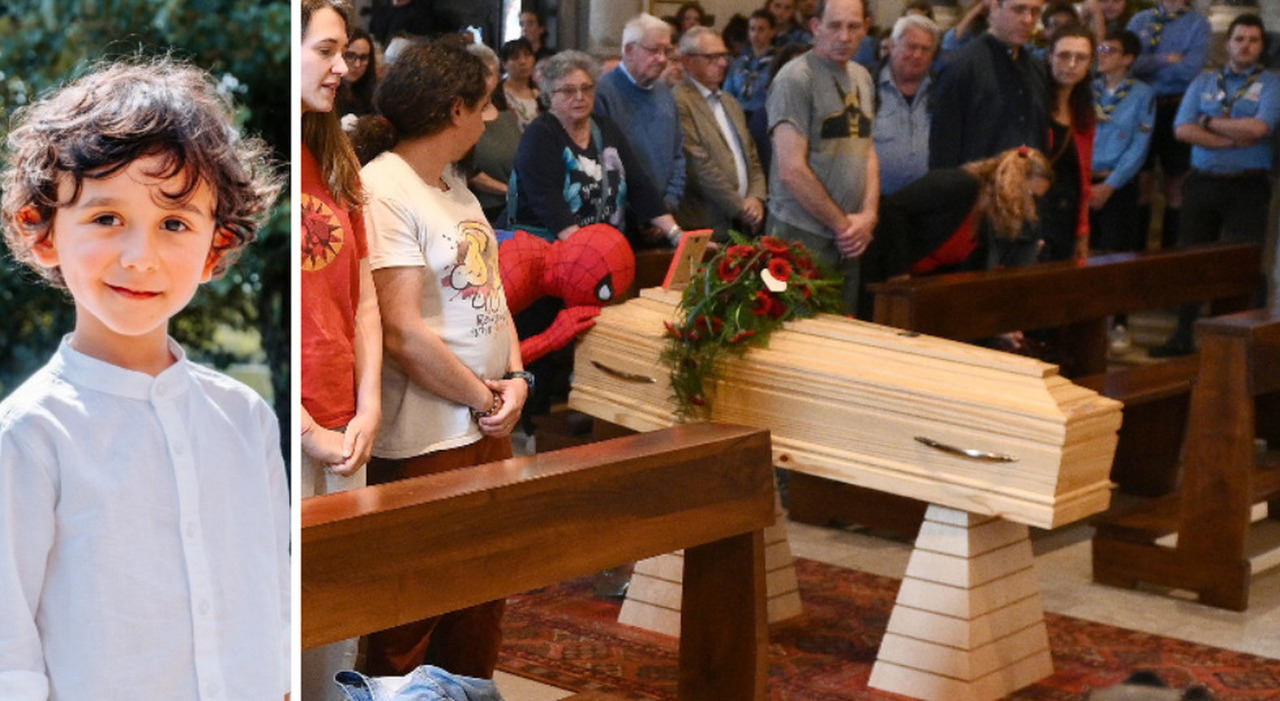 https://statics.cedscdn.it/photos/MED_HIGH/2026/06/07/9578898_07160311_spider_man_funerale_bacio_bara_gabriele_bonavolta.jpg