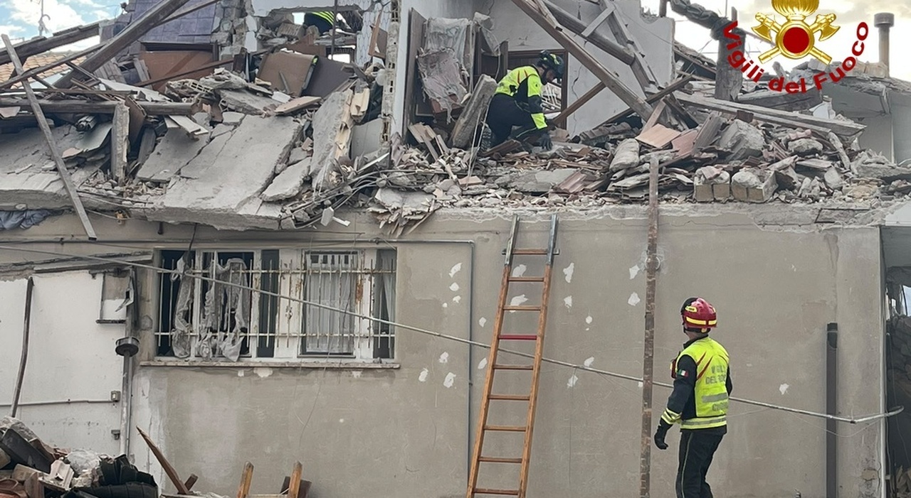 crollo della palazzina a porto sant elpidio le macerie al setaccio mai trovate bombole vigili del fuoco ancora al lavoro da Corriereadriatico.it crollo della palazzina a porto sant elpidio le macerie al setaccio mai trovate bombole vigili del fuoco ancora al lavoro