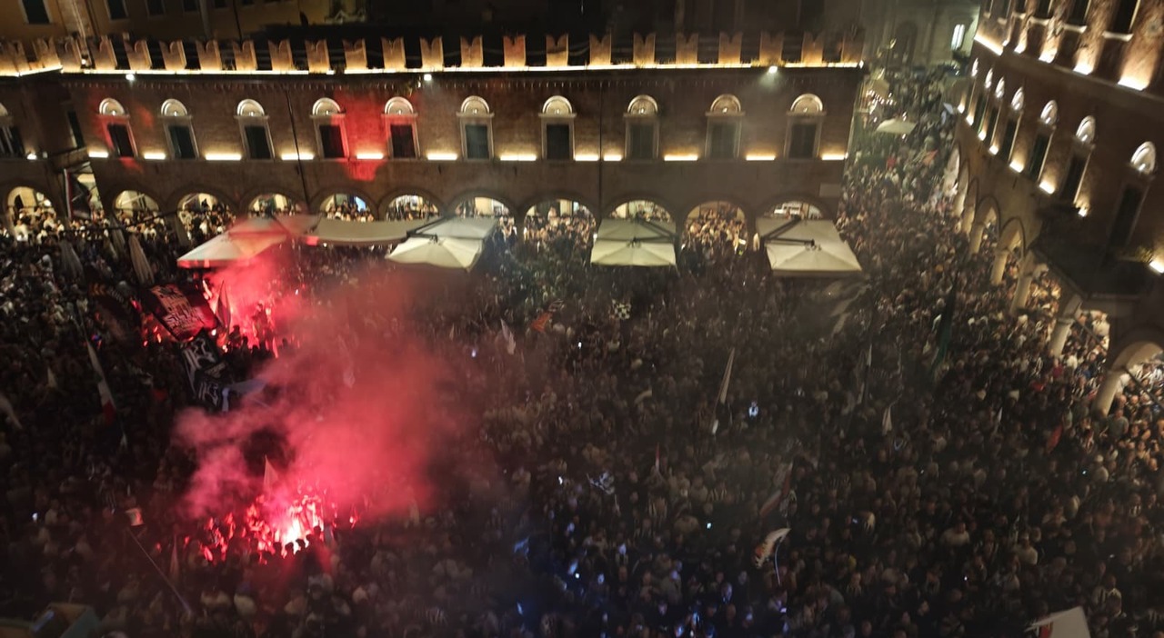 ascoli 232 qui la festa delirio per il picchio promosso in serie b in piazza del popolo da Corriereadriatico.it ascoli 232 qui la festa delirio per il picchio promosso in serie b in piazza del popolo