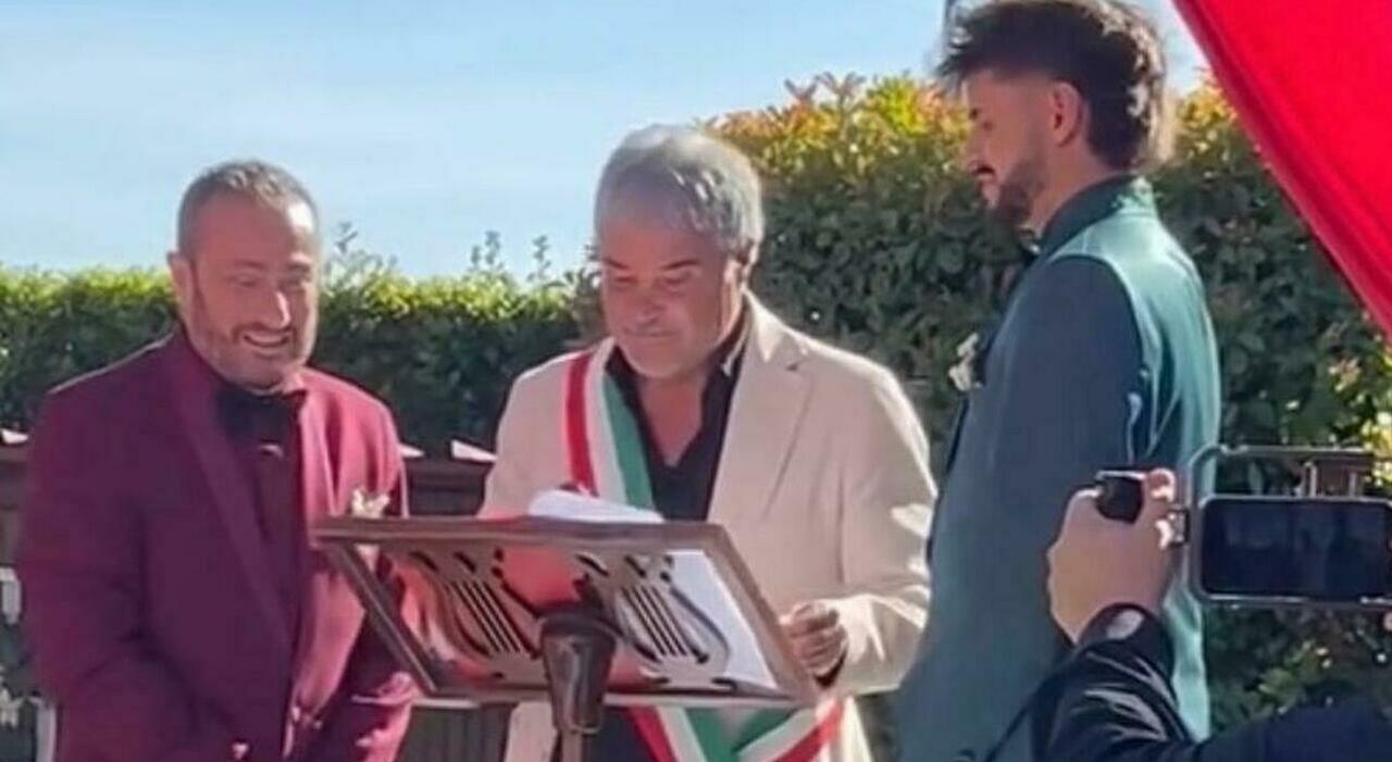 https://statics.cedscdn.it/photos/MED_HIGH/2026/06/08/9580633_08163756_pino_insegno_nozze_gay_fratello.jpg