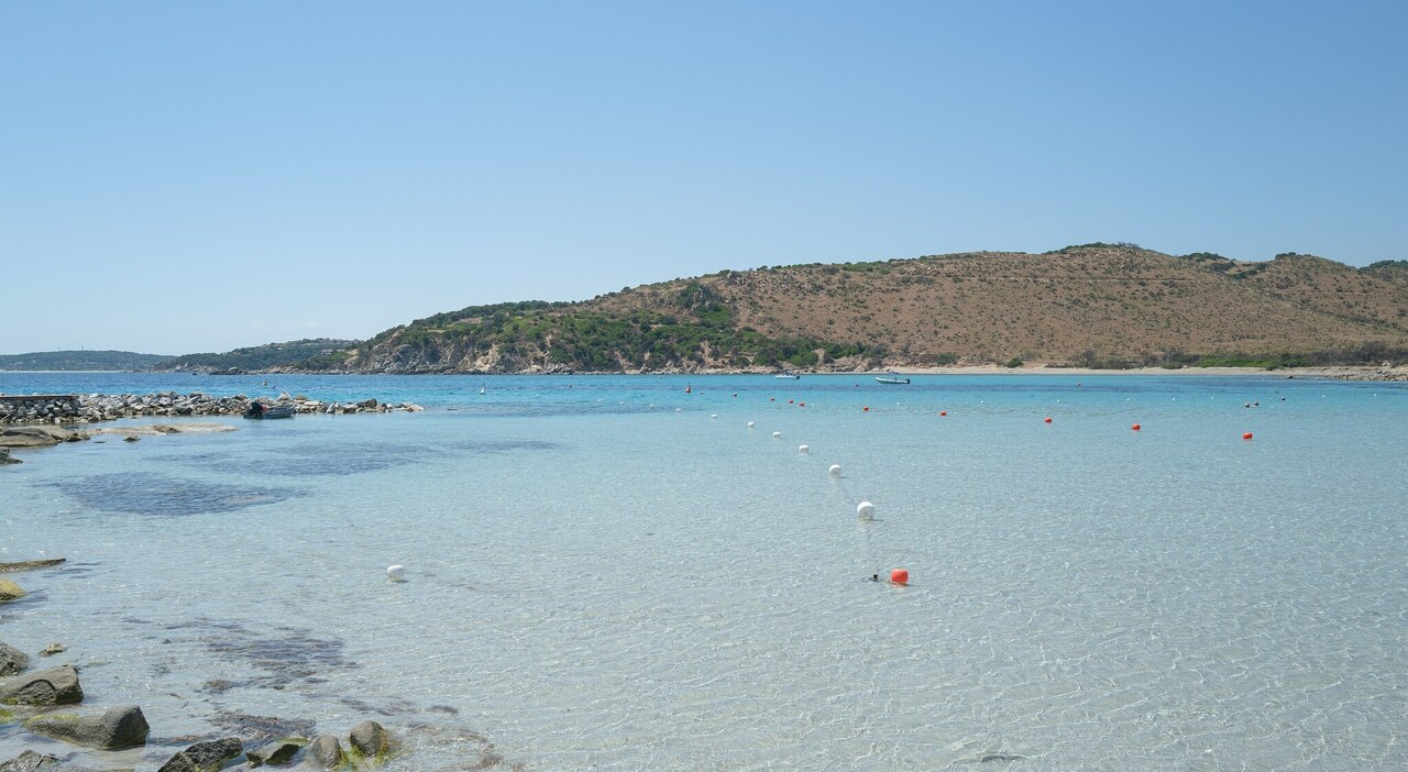 https://statics.cedscdn.it/photos/MED_HIGH/2026/06/10/9583885_10084836_villasimius_spiaggia_costo_ingresso_ombrelloni_vietati_regole.jpg