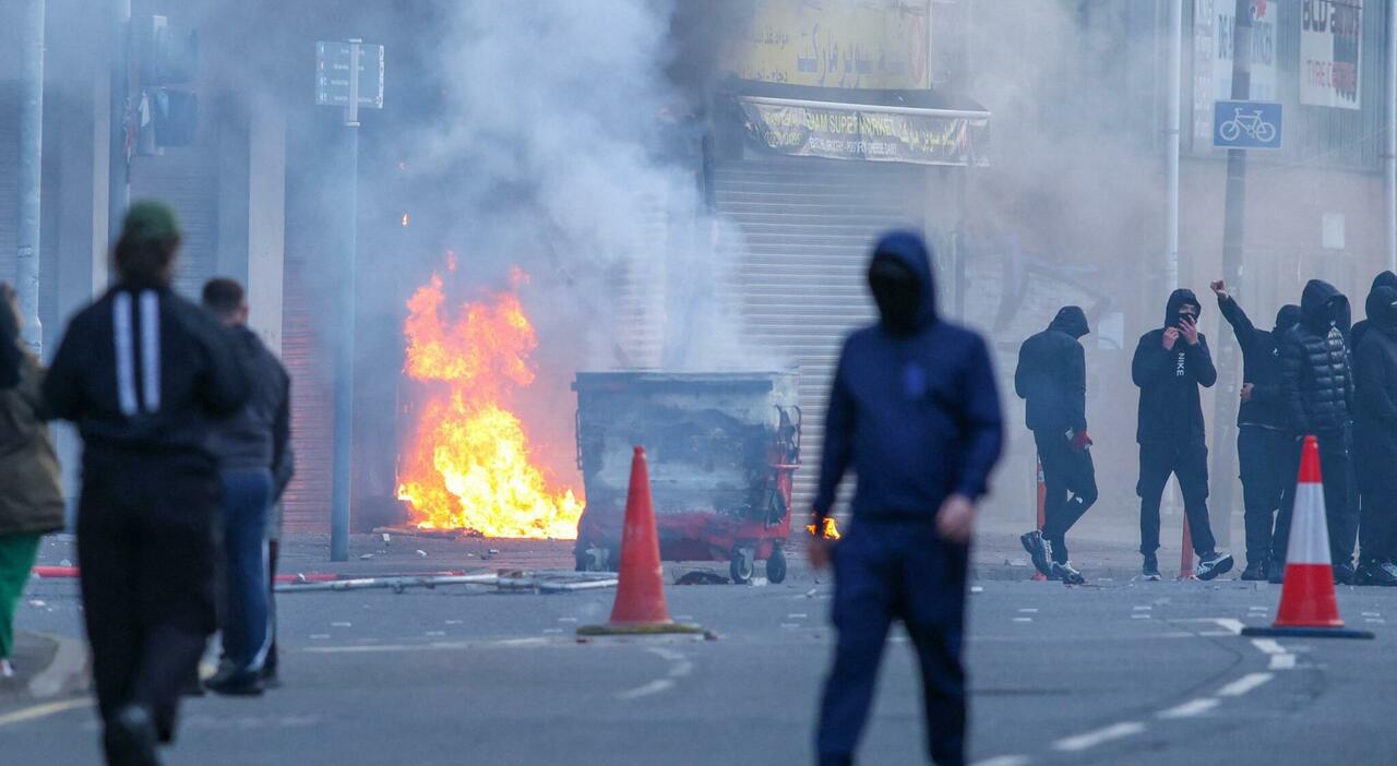 https://statics.cedscdn.it/photos/MED_HIGH/2026/06/10/9583955_10102511_belfast_proteste_anti_immigrati_video_violenze_scontri_incendi.jpg