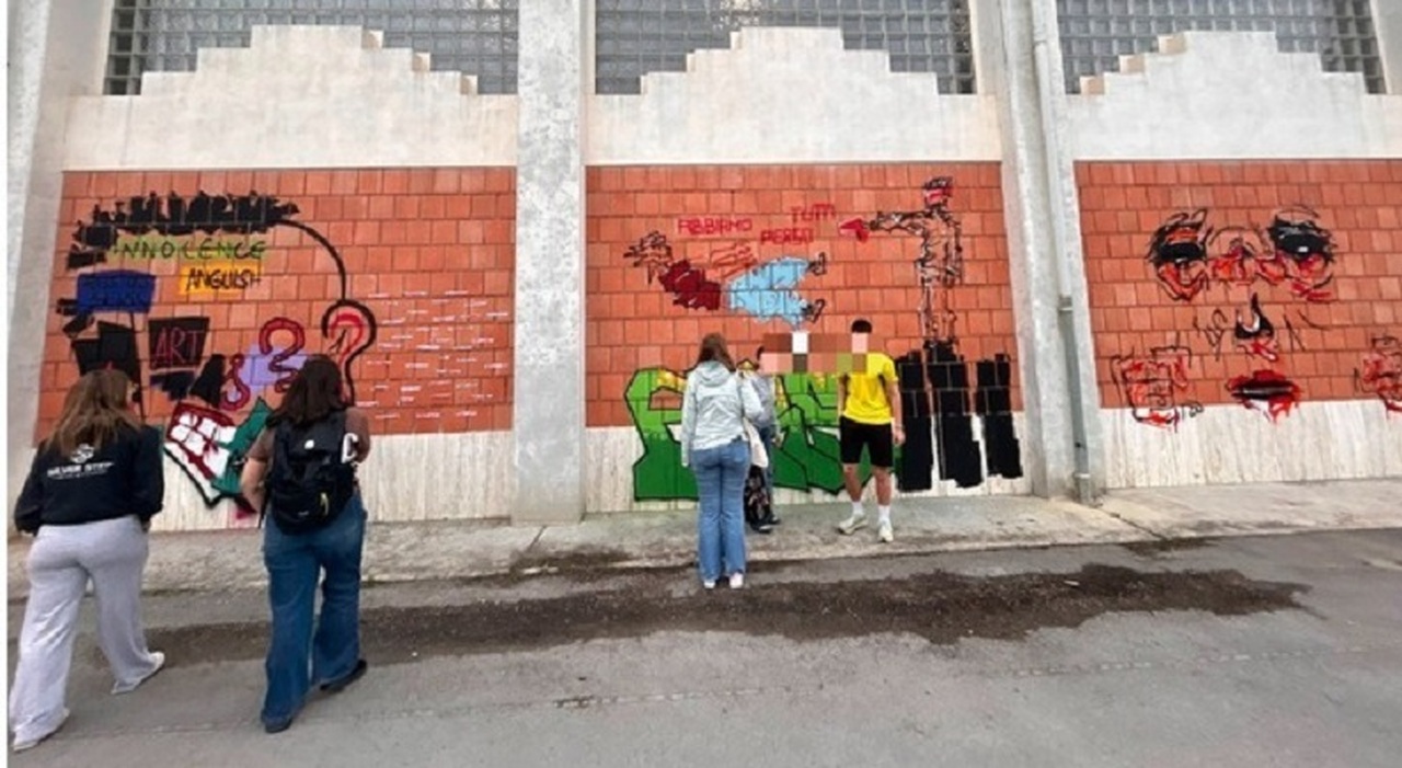 graffito di protesta sul muro del liceo neomaggiorenne fermato con scala di ferro coltello e bombolette l opera fatta con un amica e ripresa con la go pro da Ilgazzettino.it graffito di protesta sul muro del liceo neomaggiorenne fermato con scala di ferro coltello e bombolette l opera fatta con un amica e ripresa con la go pro