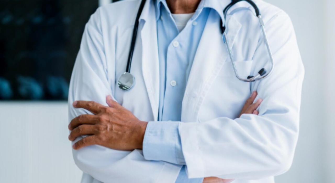 https://statics.cedscdn.it/photos/MED_HIGH/2026/06/10/9584155_10132800_medico_adesca_13enne_online_radiato_albo.jpg