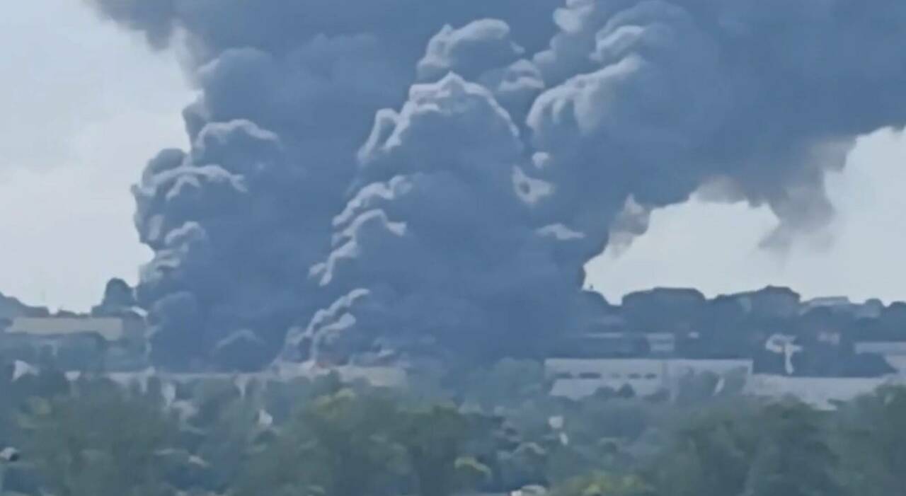 camerano spaventoso incendio nell azienda di stampaggi enorme nube di fumo 200 successo tutto in 3 minuti da Corriereadriatico.it camerano spaventoso incendio nell azienda di stampaggi enorme nube di fumo 200 successo tutto in 3 minuti