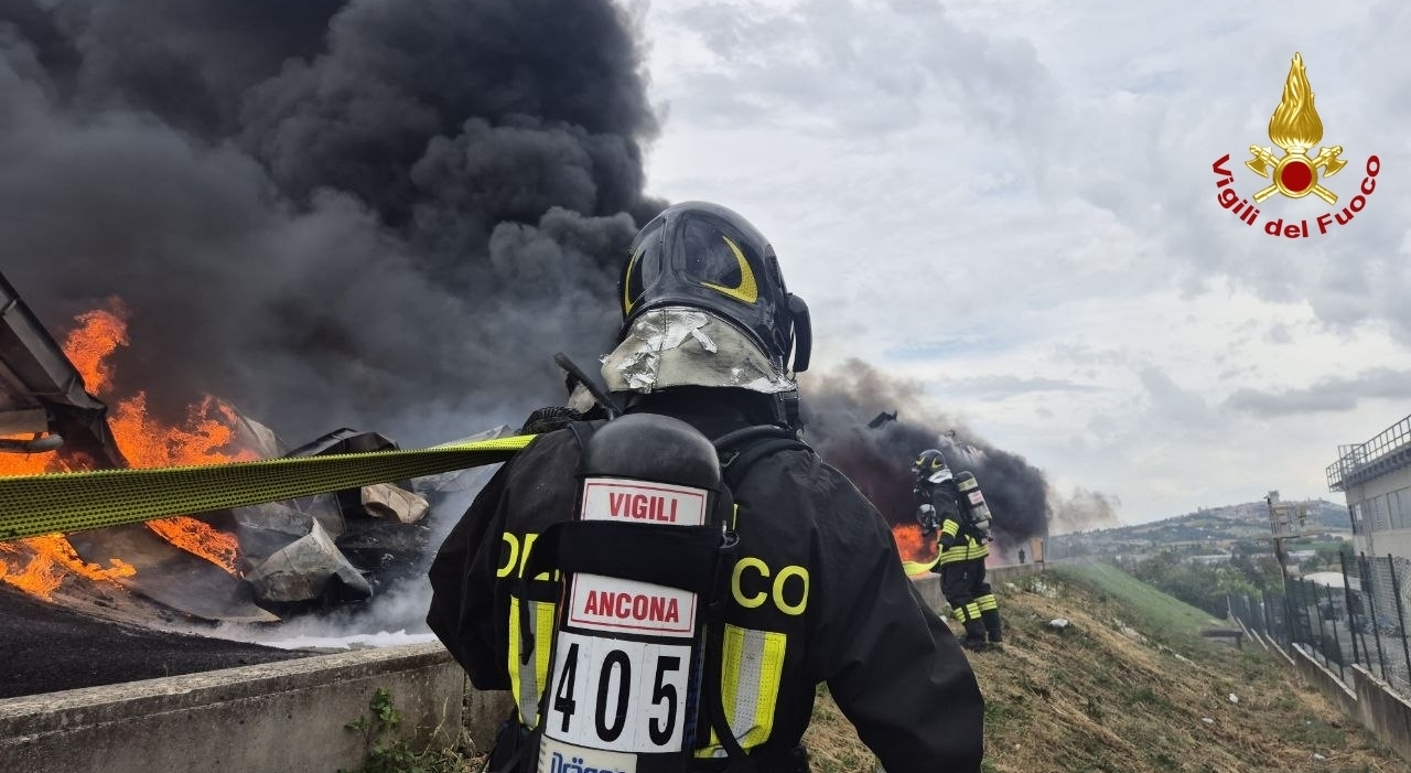 camerano spaventoso incendio nell azienda di stampaggi enorme nube di fumo una persona in ospedale 200 successo tutto in 3 minuti foto da Corriereadriatico.it camerano spaventoso incendio nell azienda di stampaggi enorme nube di fumo una persona in ospedale 200 successo tutto in 3 minuti foto