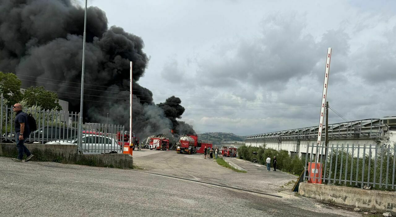 https://statics.cedscdn.it/photos/MED_HIGH/2026/06/11/9586183_11111856_incendio_azienda_stampaggio_ancona_fumo_nero_cosa_succede_2_.jpg