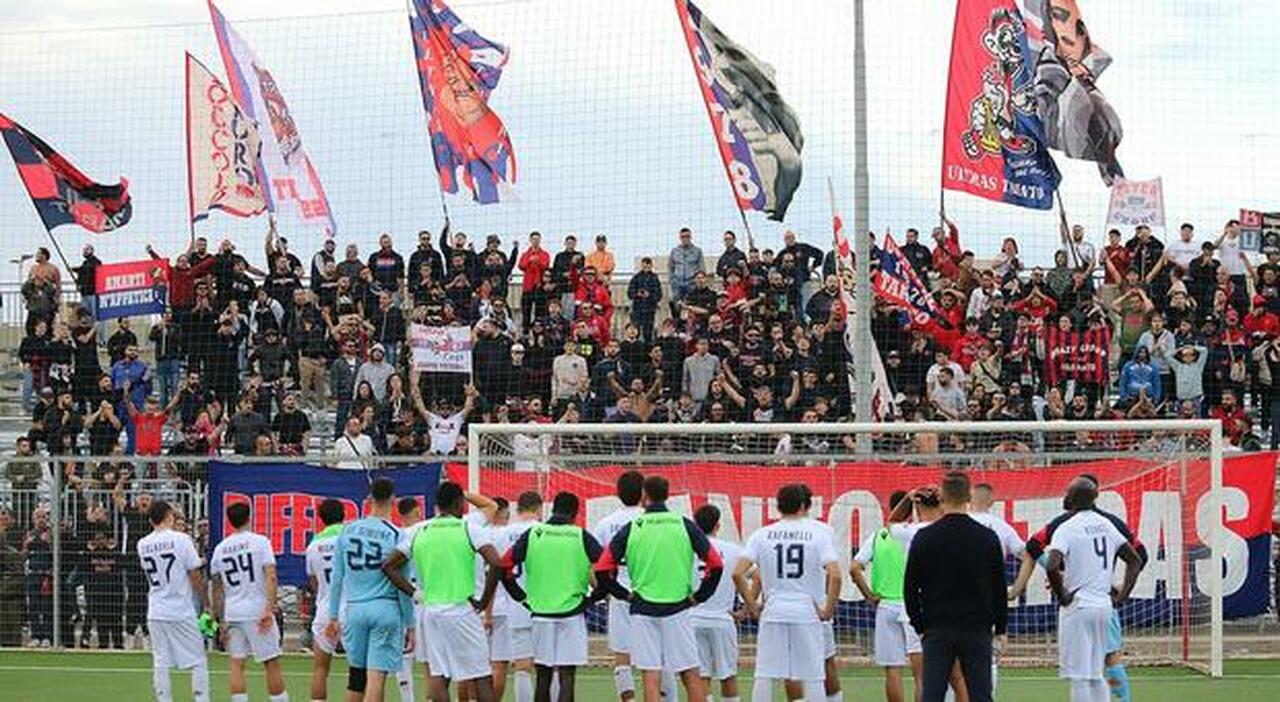 Taranto, al ?D? nel mirino. Attesa e caccia al biglietto