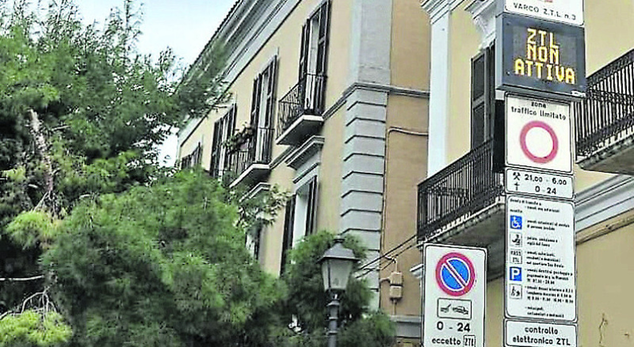 Ztl Bari, si cambia da luglio: varco attivo al Castello per combattere la sosta selvaggia