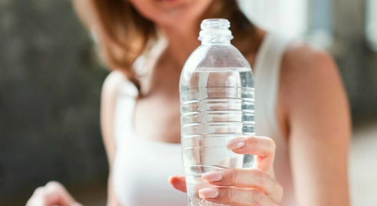 https://statics.cedscdn.it/photos/MED_HIGH/2026/06/12/9587020_14120513_acqua_minerale_bottiglia_quale_migliore_classifica_oggi.jpg