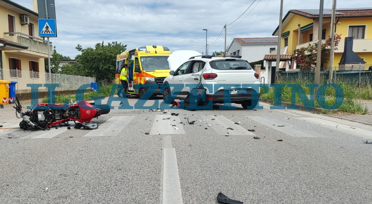 incidente moto contro auto bambino di 9 anni in sella dietro al pap224 entrambi elitrasportati in ospedale da Ilgazzettino.it incidente moto contro auto bambino di 9 anni in sella dietro al pap224 entrambi elitrasportati in ospedale