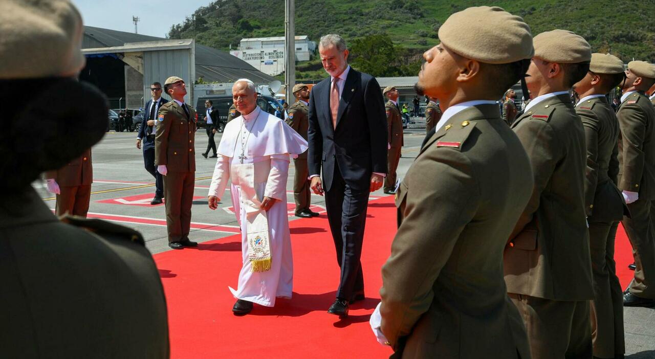 leone xiv scende dall aereo problema tecnico a bordo a tenerife il papa torna al terminal accolto da re felipe da Ilmessaggero.it leone xiv scende dall aereo problema tecnico a bordo a tenerife il papa torna al terminal accolto da re felipe