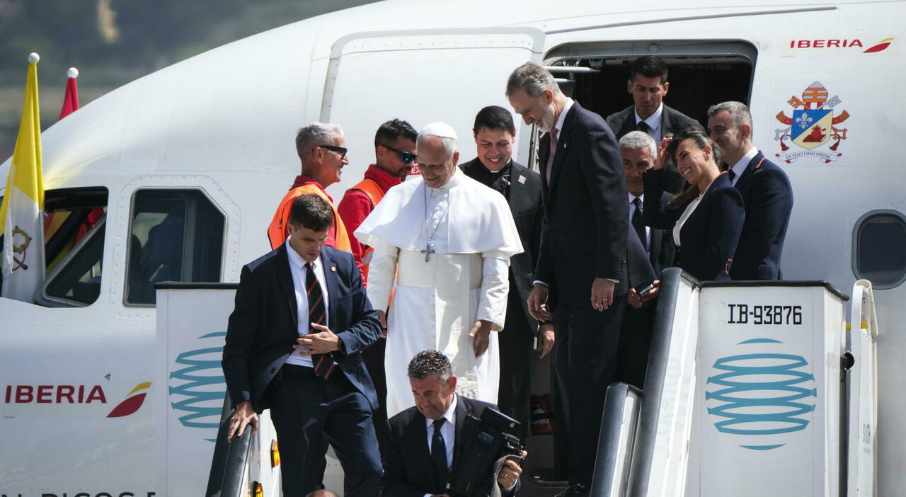 l aereo del papa bloccato a tenerife per il vento decollo rinviato il papa e il suo staff scendono dal volo da Ilmessaggero.it l aereo del papa bloccato a tenerife per il vento decollo rinviato il papa e il suo staff scendono dal volo