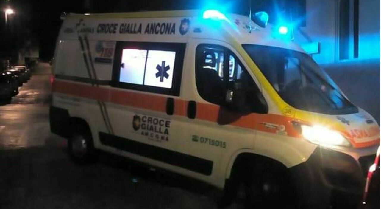 Svenuto su una panchina in via Matteotti ad Ancona, soccorso 15enne ubriaco