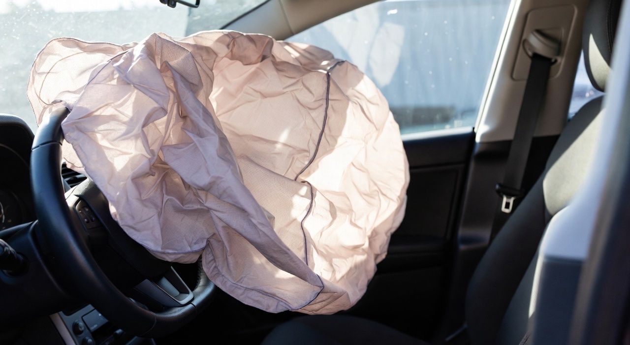 https://statics.cedscdn.it/photos/MED_HIGH/2026/06/12/9588809_12194330_airbag.jpg