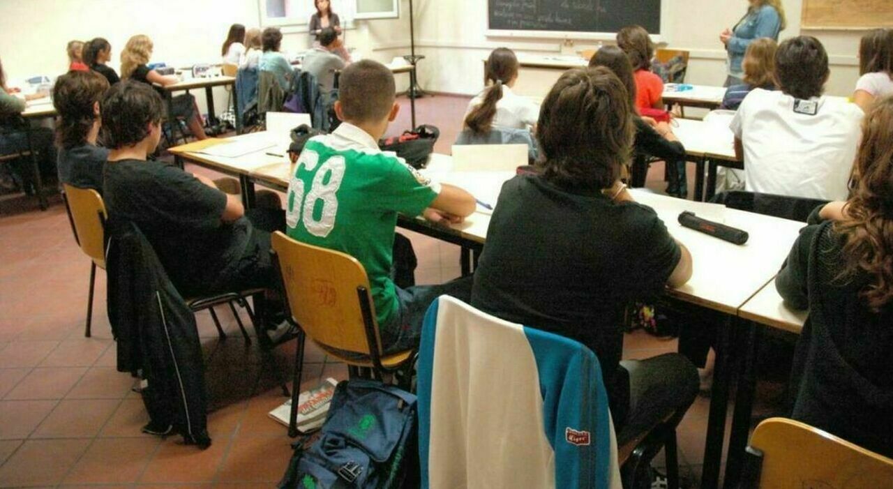 https://statics.cedscdn.it/photos/MED_HIGH/2026/06/13/9590209_13104815_studente_punta_pistola.jpg