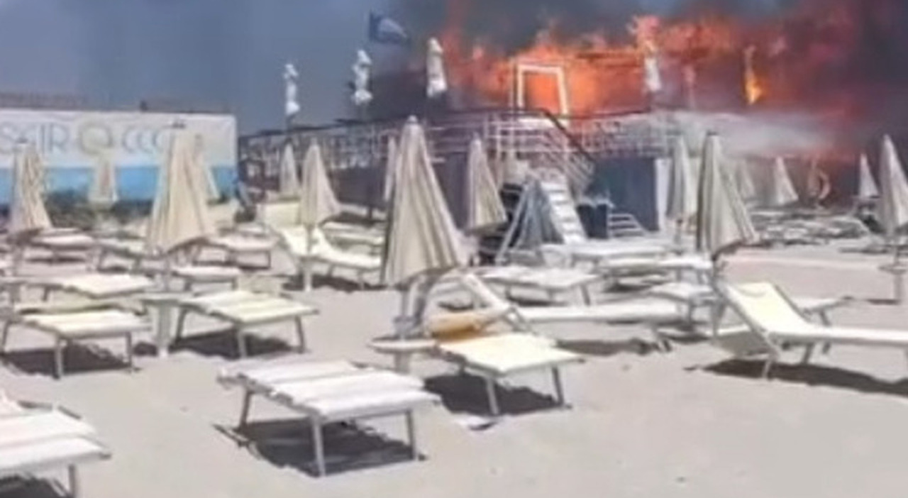 salento l incendio brucia il lido centinaia di bagnanti evacuati da Quotidianodipuglia.it salento l incendio brucia il lido centinaia di bagnanti evacuati