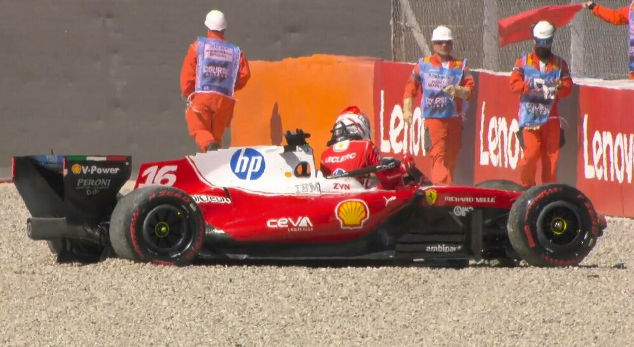 La Ferrari di Leclerc dopo aver sbattuto