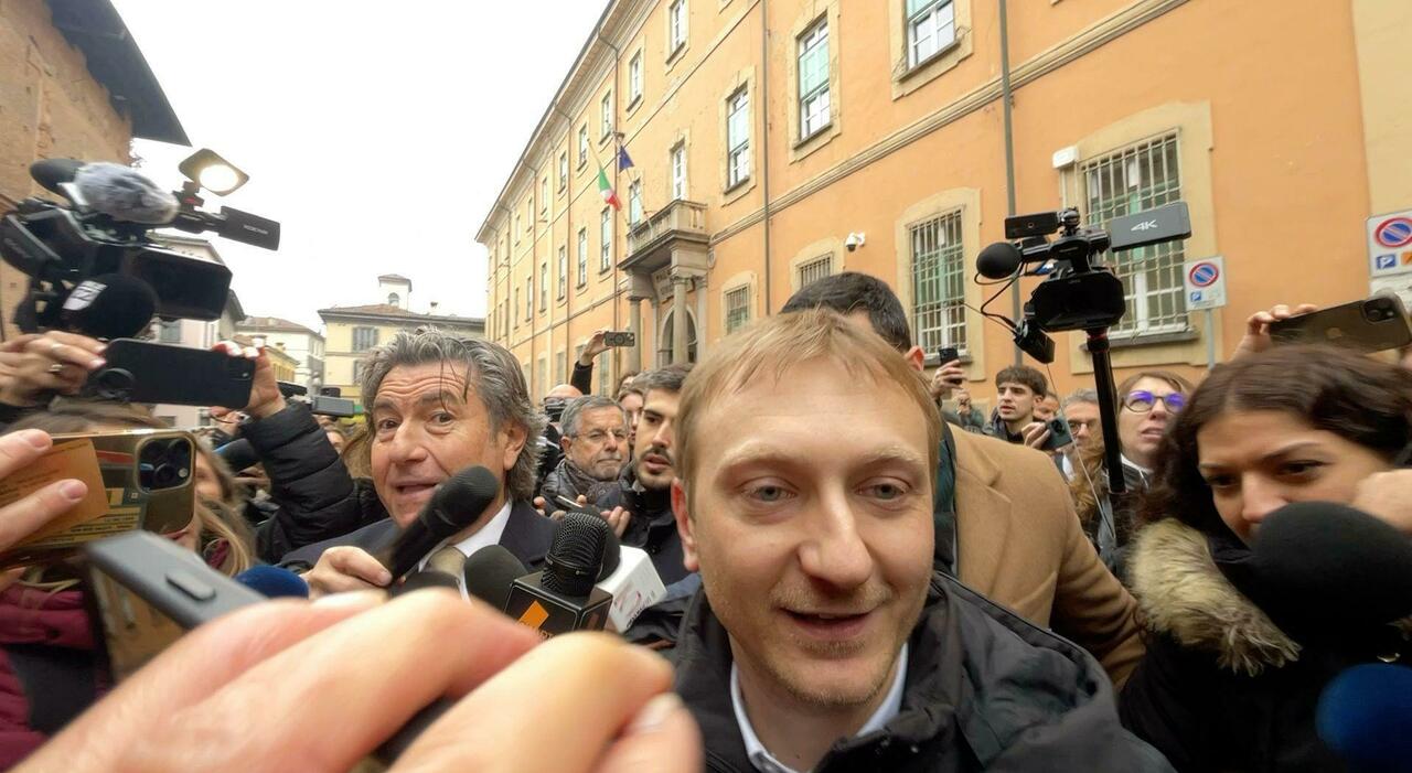 https://statics.cedscdn.it/photos/MED_HIGH/2026/06/13/9590679_13195721_alberto_stasi_regali_prima_di_uscire_dal_carcere.jpg