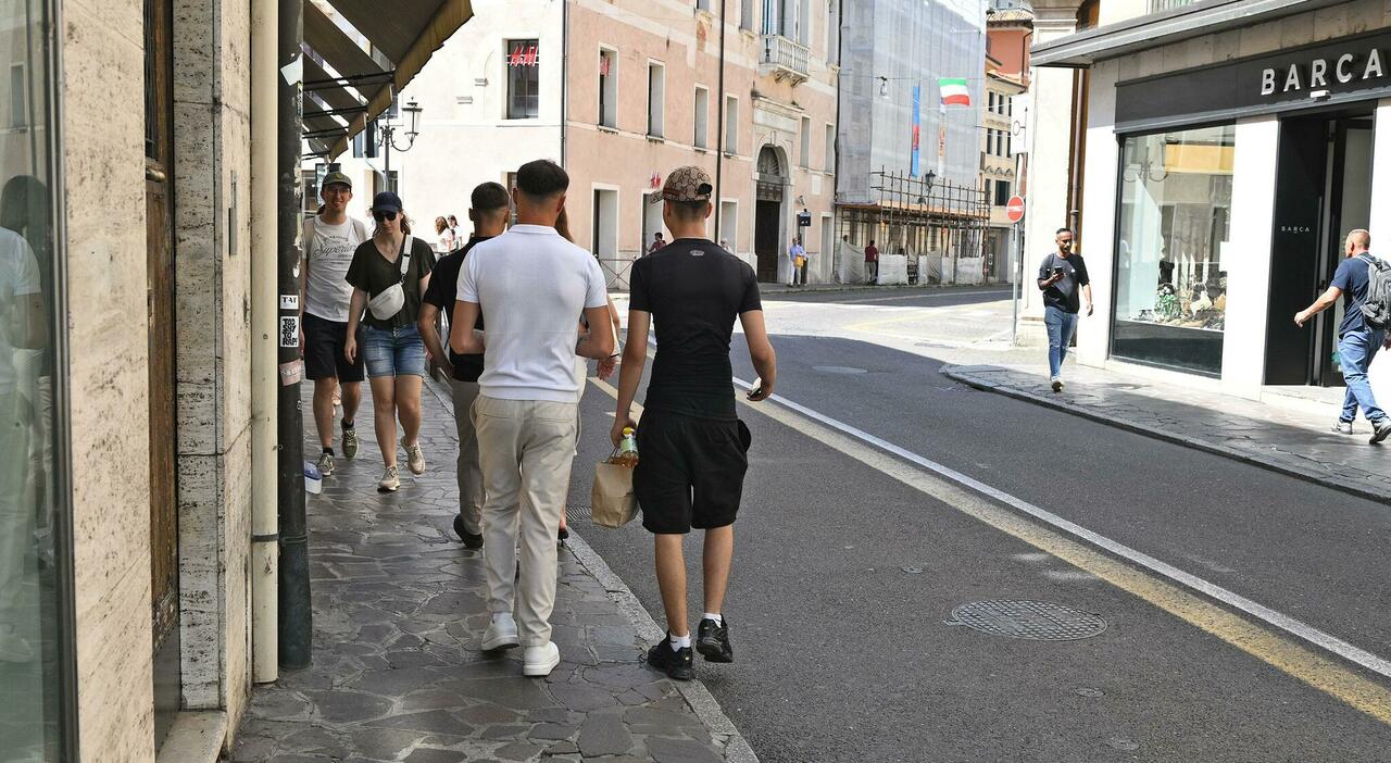 sicurezza in via roma nuova misura vigilantes anti bulli nei bar da Ilgazzettino.it sicurezza in via roma nuova misura vigilantes anti bulli nei bar