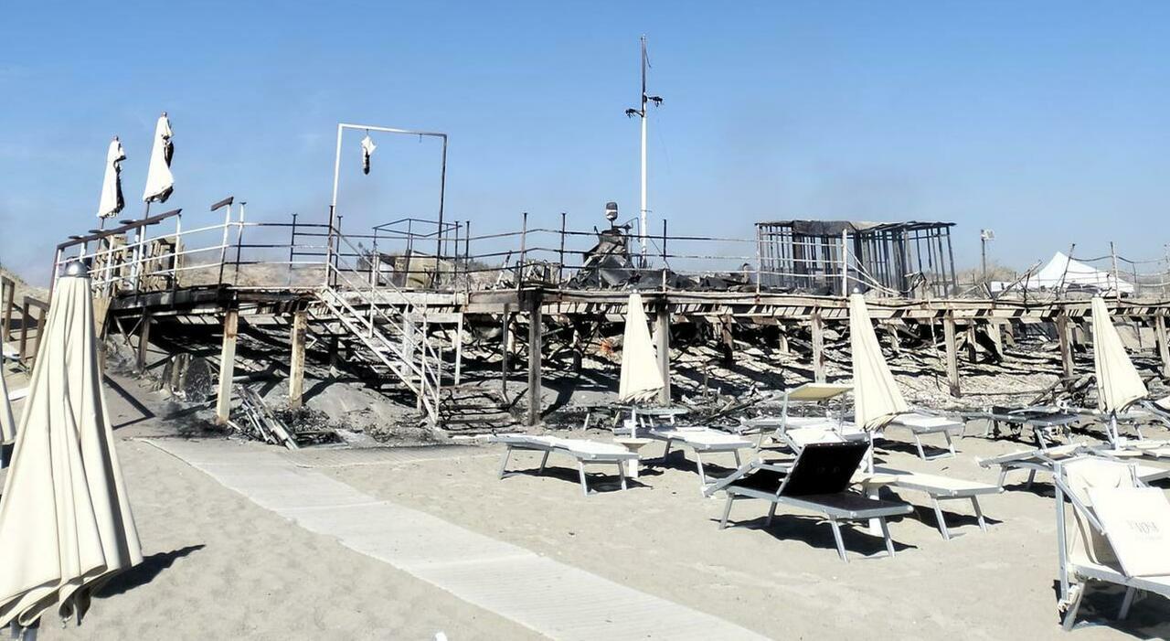 incendio sulla costa nel salento terrore tra i turisti fumo fiamme fuggi fuggi sembrava un film da Quotidianodipuglia.it incendio sulla costa nel salento terrore tra i turisti fumo fiamme fuggi fuggi sembrava un film