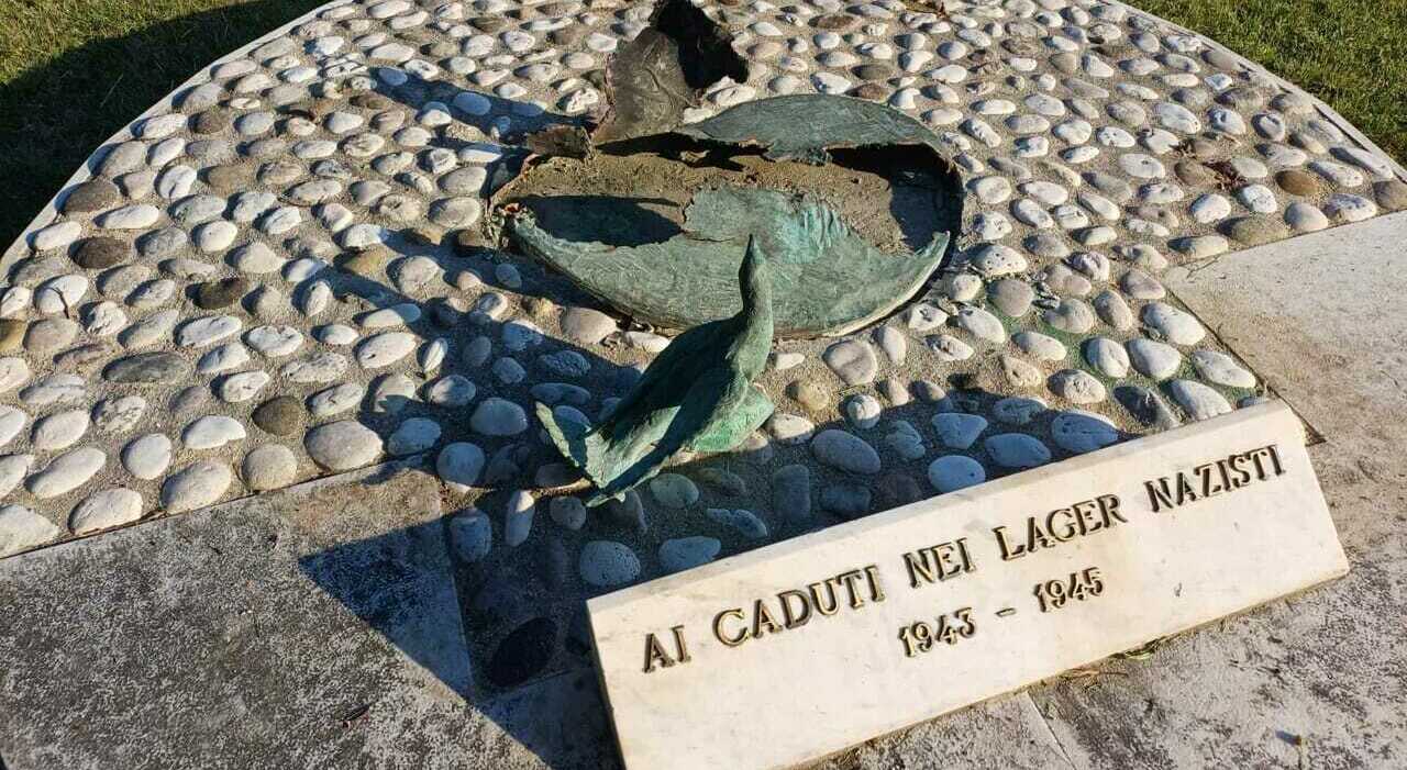 statua alle vittime dei lager rubata trovati e denunciati i responsabili fatta a pezzi e venduta a peso da Ilgazzettino.it statua alle vittime dei lager rubata trovati e denunciati i responsabili fatta a pezzi e venduta a peso
