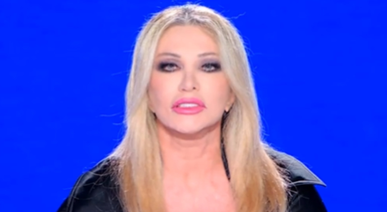 «Ho avuto un tumore alla pelle. Mi hanno messo 24 punti in viso. Gli occhi strani? È stanchezza». Paola Ferrari risponde alle critiche «Ho avuto un tumore alla pelle. Mi hanno messo 24 punti in viso. Gli occhi strani? È stanchezza». Paola Ferrari risponde alle critiche