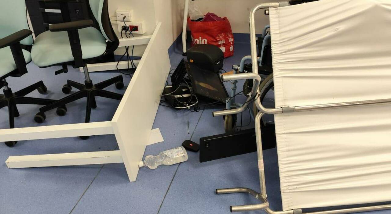 ospedale del mare di napoli violenta aggressione al pronto soccorso feriti infermieri e devastata larea triage da Ilmattino.it ospedale del mare di napoli violenta aggressione al pronto soccorso feriti infermieri e devastata larea triage