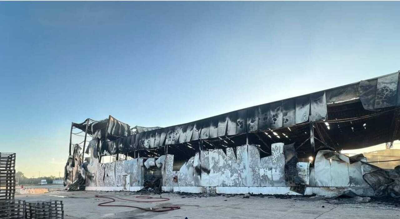 Incendio distrugge tre capannoni di un Incendio distrugge tre capannoni di un