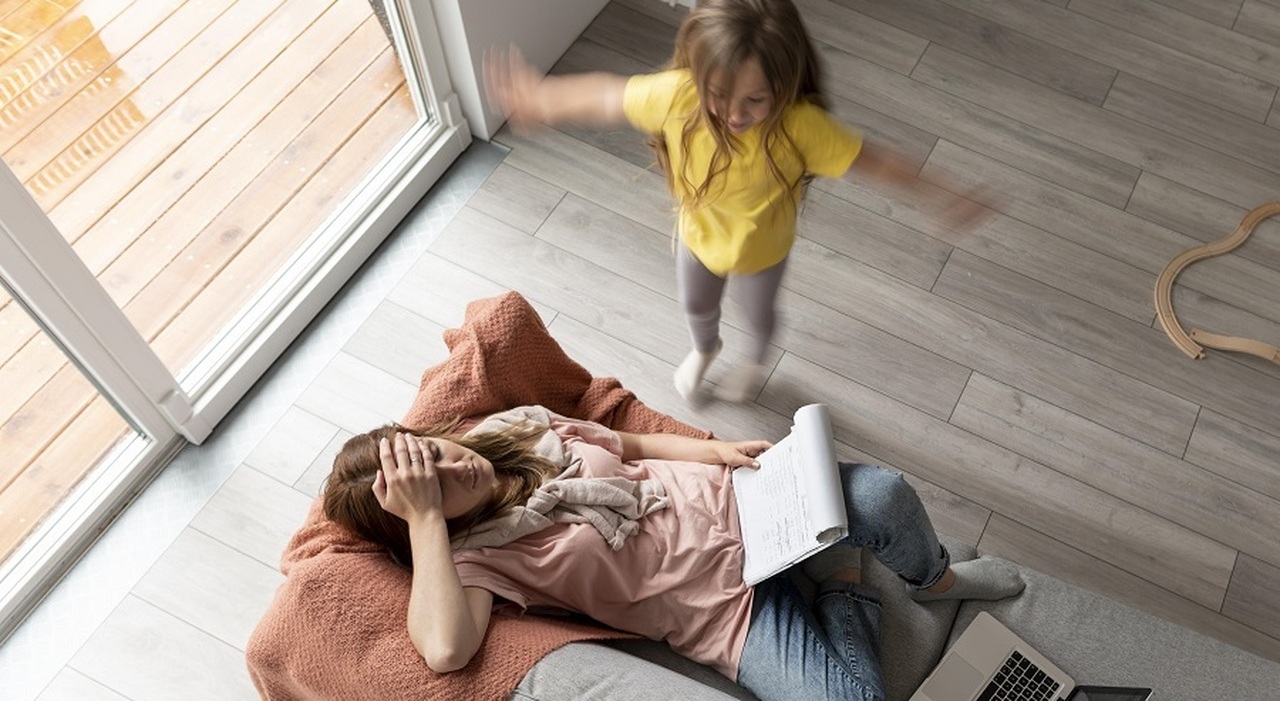https://statics.cedscdn.it/photos/MED_HIGH/2026/06/15/9593556_23144924_woman_trying_work_laptop_from_home_while_her_children_are_running_around.jpg