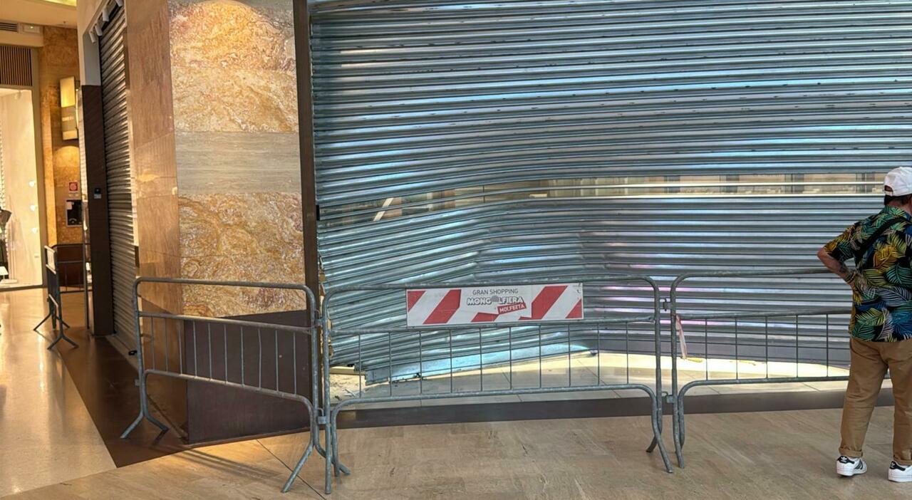 spaccata in gioielleria i ladri con l auto nel centro commerciale da Quotidianodipuglia.it spaccata in gioielleria i ladri con l auto nel centro commerciale