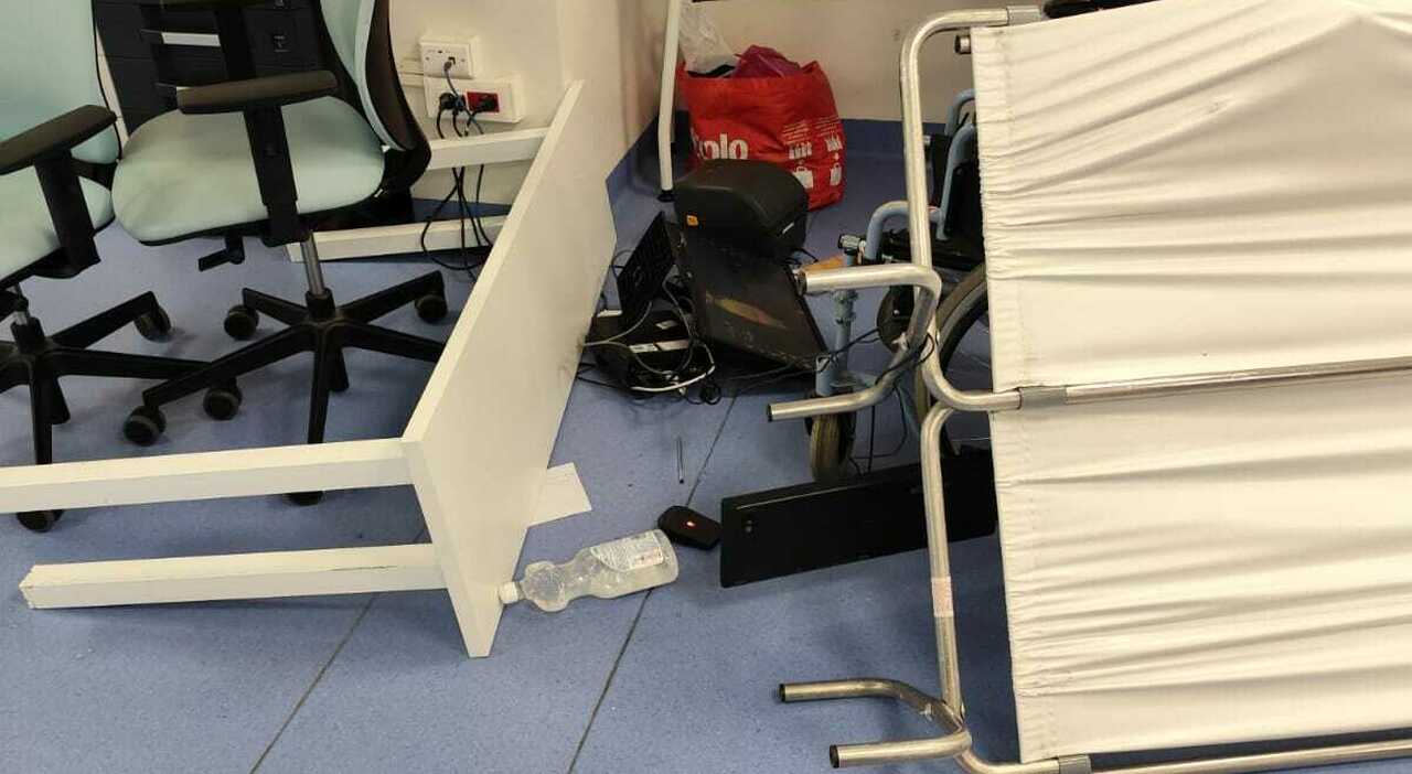 choc allospedale del mare di napoli aggressione a due sanitari hanno devastato il triage da Ilmattino.it choc allospedale del mare di napoli aggressione a due sanitari hanno devastato il triage