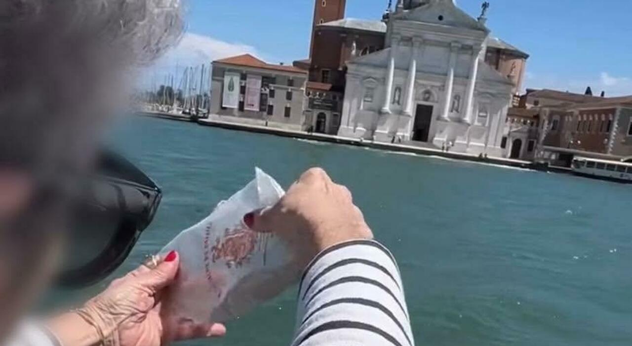 turista libera le ceneri in bacino san marco davanti ai passeggeri del vaporetto esplode la rabbia tra i residenti da Ilgazzettino.it turista libera le ceneri in bacino san marco davanti ai passeggeri del vaporetto esplode la rabbia tra i residenti