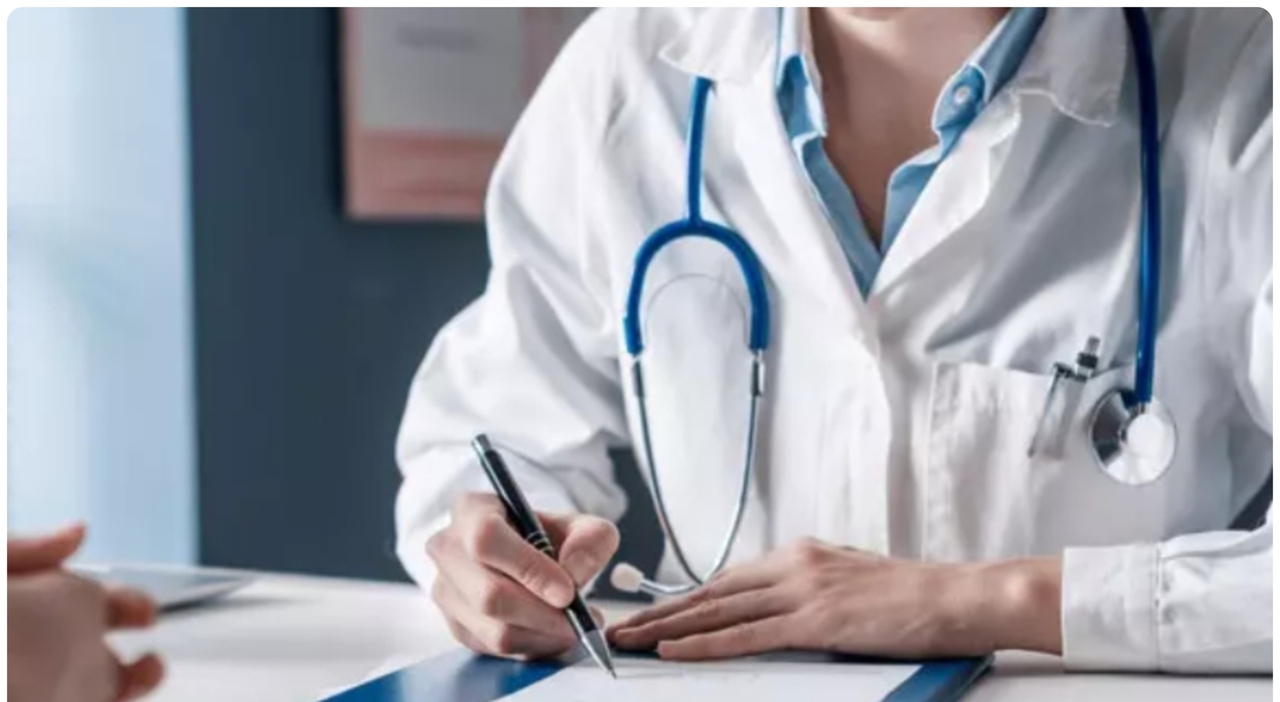 https://statics.cedscdn.it/photos/MED_HIGH/2026/06/17/9598540_17195450_medici_famiglia_obbligo_lavoro_case_comunita_oggi.jpg