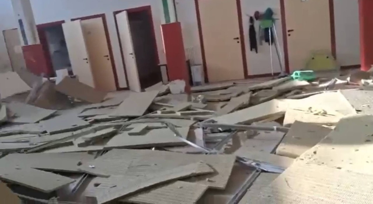 crolla il controsoffitto dell atrio della scuola tragedia sfiorata da Ilgazzettino.it crolla il controsoffitto dell atrio della scuola tragedia sfiorata
