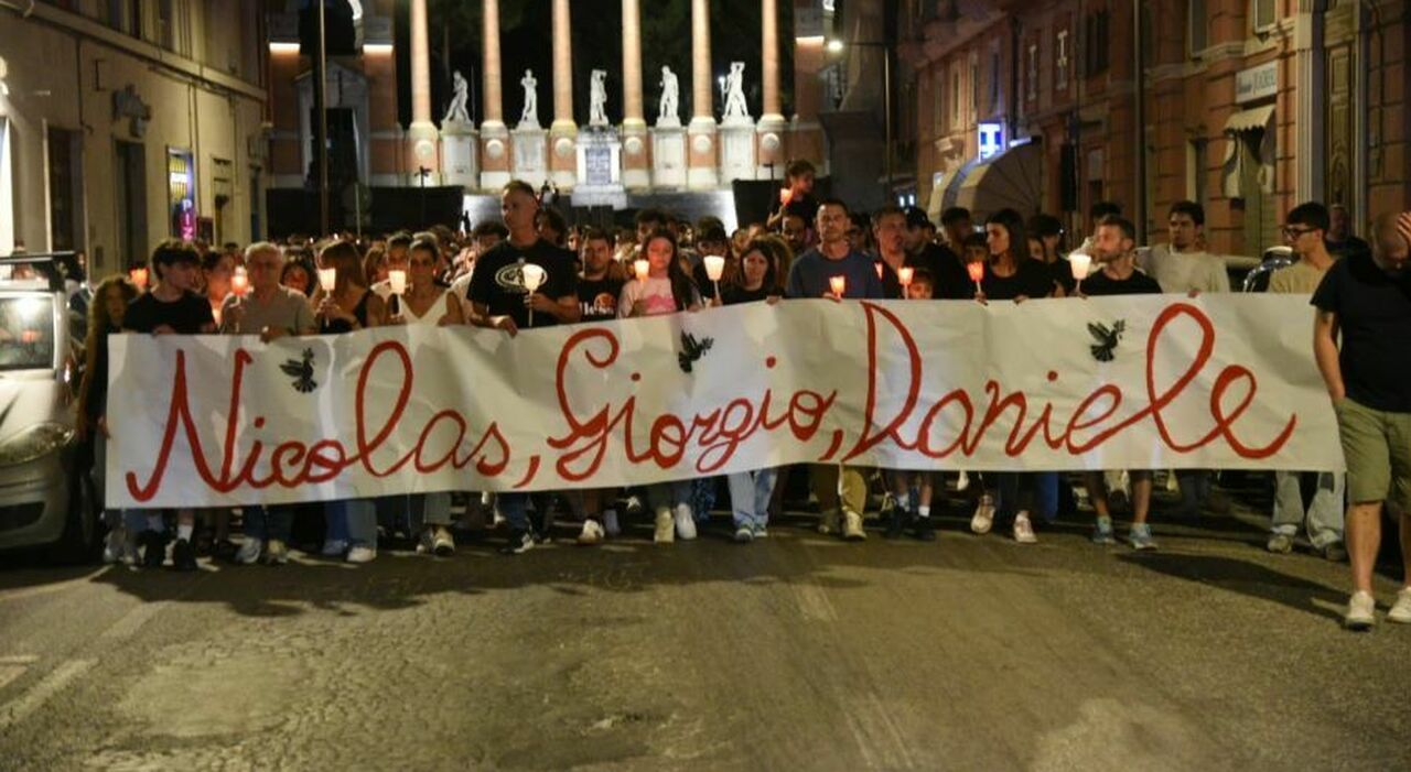 in pi249 di tremila a macerata alla fiaccolata per onorare il ricordo di daniele nicolas e giorgio i tre giovani morti nell incidente di domenica fotogallery video da Corriereadriatico.it in pi249 di tremila a macerata alla fiaccolata per onorare il ricordo di daniele nicolas e giorgio i tre giovani morti nell incidente di domenica fotogallery video