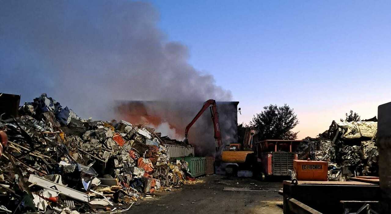 https://statics.cedscdn.it/photos/MED_HIGH/2026/06/18/9599962_18080956_incendio_via_ecologia.jpg