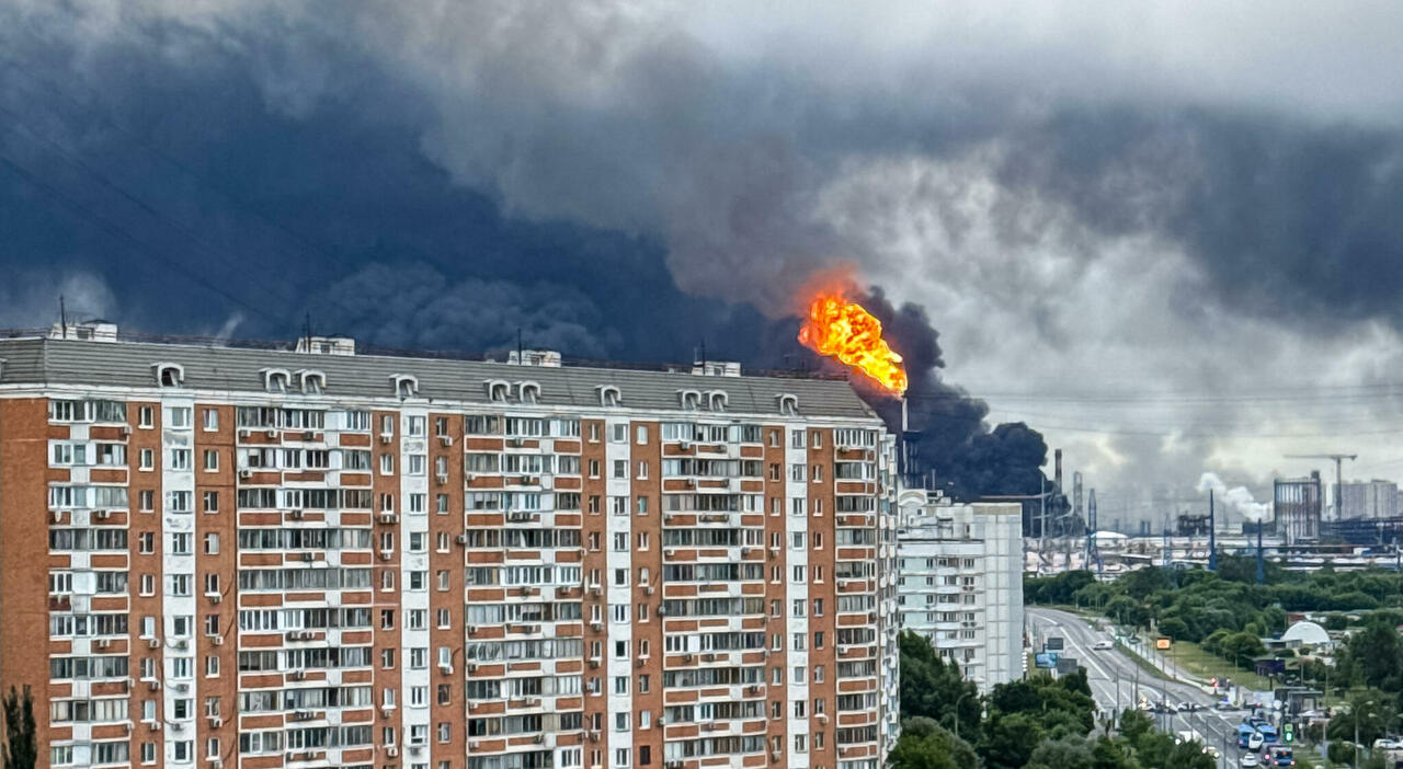 ucraina maxi attacco coi droni su mosca chiusi tutti gli aeroporti della capitale in fiamme raffineria di petrolio di gazprom da Ilmessaggero.it ucraina maxi attacco coi droni su mosca chiusi tutti gli aeroporti della capitale in fiamme raffineria di petrolio di gazprom